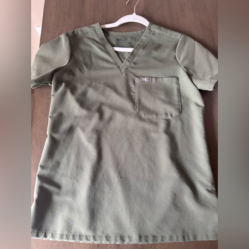Figs womens Catarina moss Green V-Neck Scrub Top with Chest Pocket